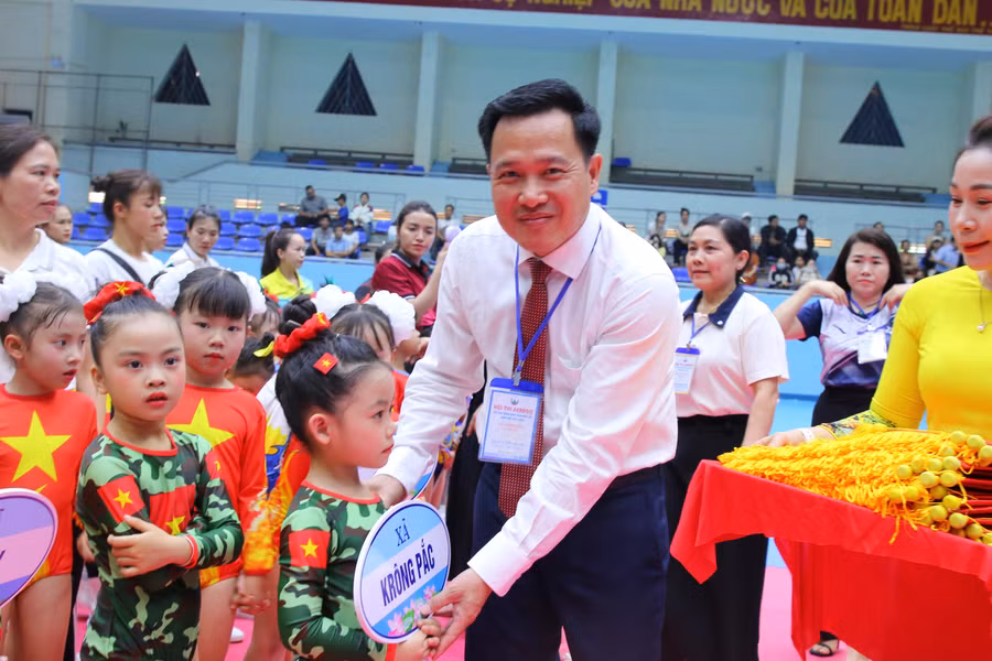 a3-ong-luu-tien-quang-pgd-so-gddt-tinh-dak-lak-dong-vien-cac-doi-thi-anh-the-hung2.jpg
