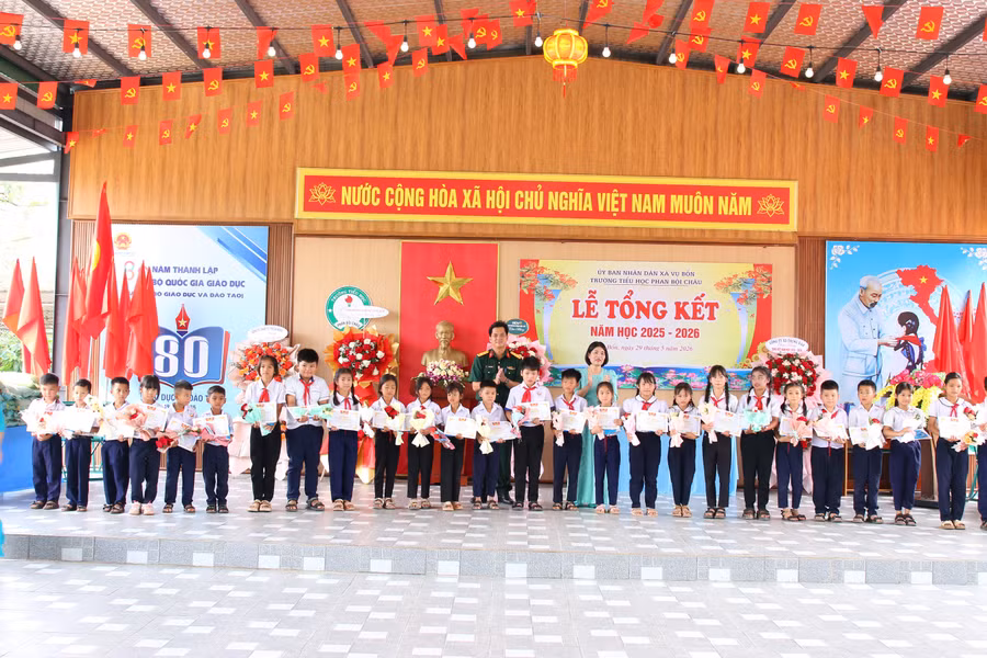 a2-cac-hoc-sinh-tieu-bieu-duoc-vinh-danh-tai-le-tong-ket-nam-hoc-2025-2026.jpg