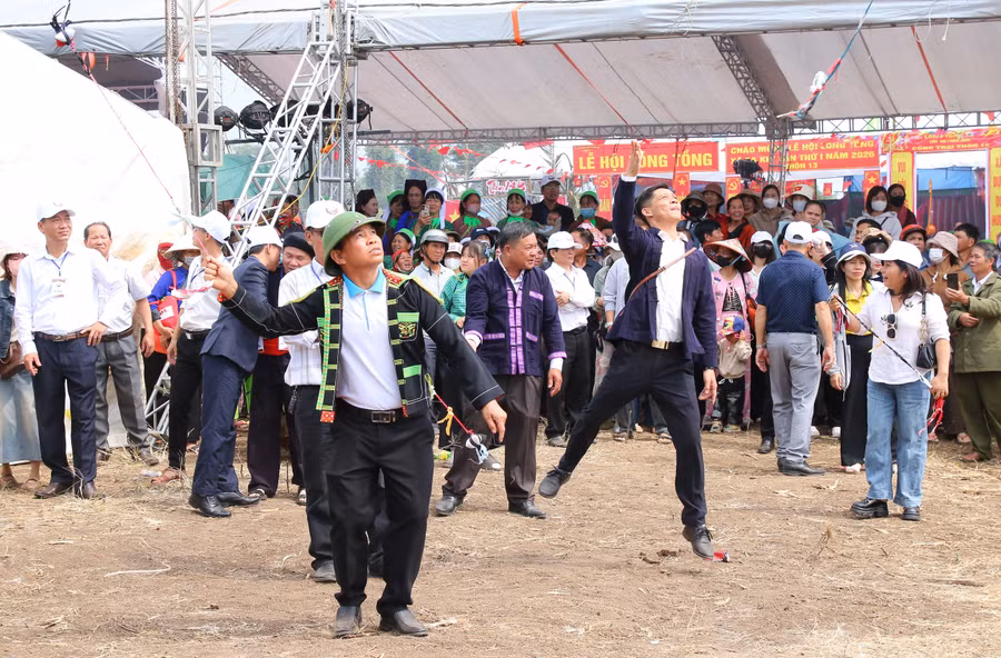 a4nhieu-du-khach-tham-gia-nem-con-tai-le-hoi.jpg