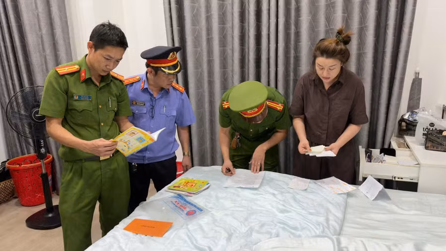 Cơ quan chức năng khám xét nơi ở của Trần Thị Phi Yến. (Ảnh: SD)