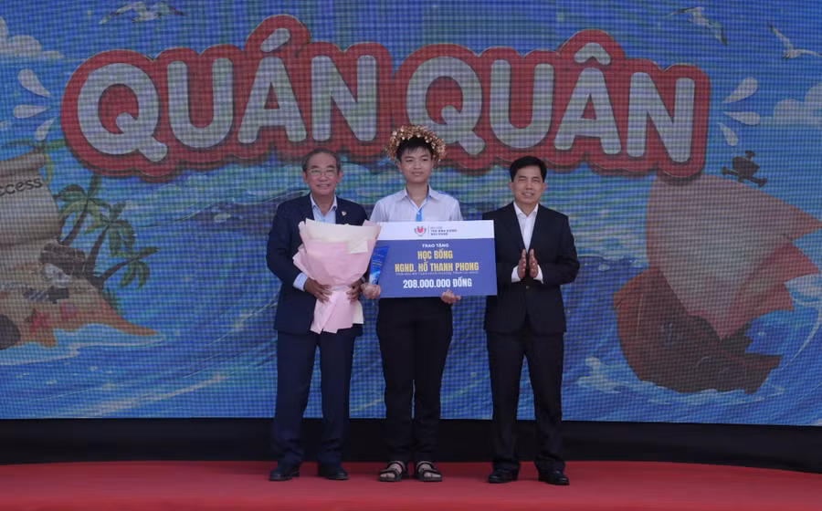 Học sinh Ngô Gia Bảo, Trường THPT Nguyễn Tất Thành xuất sắc giành ngôi vị quán quân. (Ảnh: Thế Hùng)