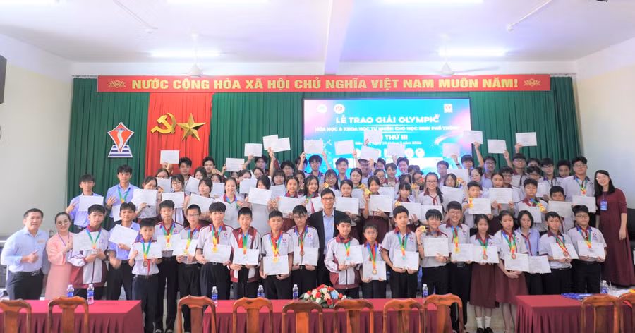 Ban tổ chức trao giải cho các thí sinh tại Kỳ thi. (Ảnh: TT)