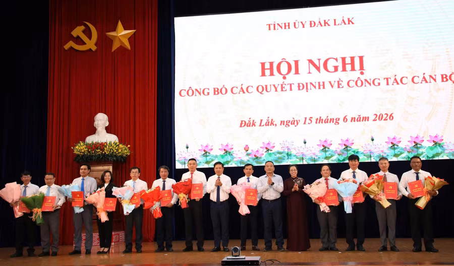 Bí thư Tỉnh ủy Đắk Lắk Lương Nguyễn Minh Triết trao quyết định, tặng hoa chúc mừng tân lãnh đạo các sở, ngành. (Ảnh: TH)