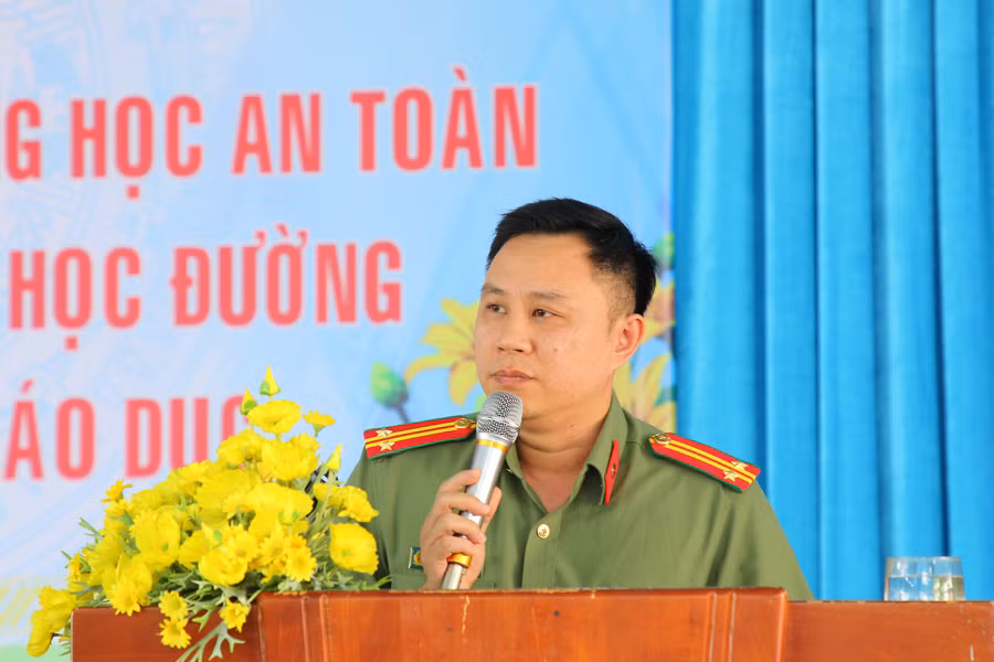 a3-trung-ta-duong-tien-dat-can-bo-phong-6-cuc-a03-phat-bieu-tai-toa-dam.jpg