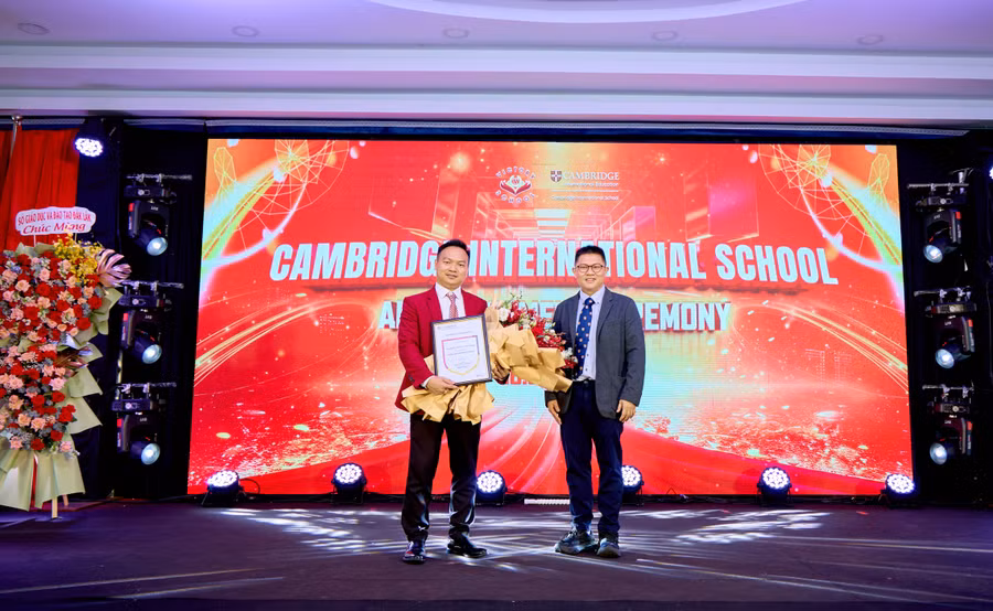Trường Tiểu học, THCS và THPT Victory (Đắk Lắk) đón chứng nhận Trường Quốc tế Cambridge. (Ảnh: Thế Hùng)