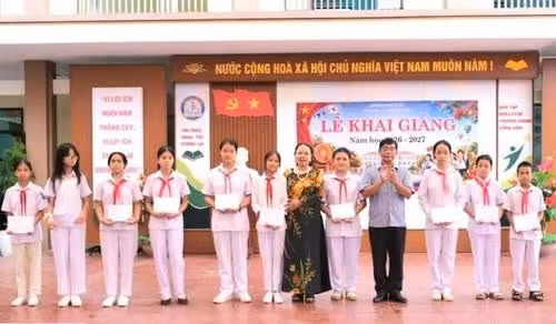Nhiều học sinh Tuyên Quang có hoàn cảnh khó khăn được trao học bổng.