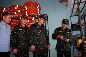 Kiểm tra lực lượng, phương tiện ứng phó mưa lớn. Ảnh: Quang Cường, Bộ Chỉ huy Quân sự TP Đà Nẵng