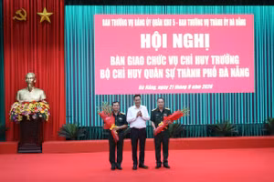 Ông Lê Ngọc Quang, Bí thư Thành ủy Đà Nẵng tặng hoa cho Đại tá Trần Hữu Ích và Đại tá Nguyễn Thế Vinh.