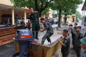 Đào tạo và huấn luyện lái xuồng cứu hộ cho cán bộ, chiến sĩ. Ảnh: Quang Cường/Bộ CHQS Đà Nẵng