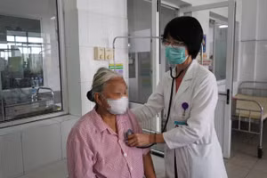 Bác sĩ thăm khám cho cụ bà. 