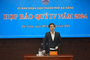 Ông Trần Chí Cường, Phó Chủ tịch UBND TP Đà Nẵng chủ trì buổi họp báo quý IV. 