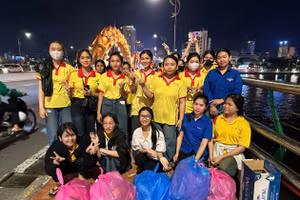 Các bạn sinh viên khu vực cầu Rồng hoàn thành việc nhặt rác đêm 31/5.