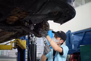 Sinh viên Trường Cao đẳng Đà Nẵng trong giờ thực hành ngành Công nghệ ô tô. 