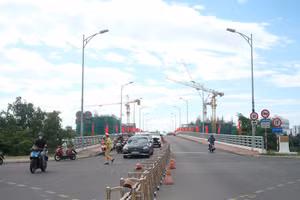 Nút giao thông Lê Thanh Nghị - Cách mạng Tháng Tám - Thăng Long - đường dẫn lên cầu Hòa Xuân là điểm đen về ùn tắc giao thông nhiều năm qua.