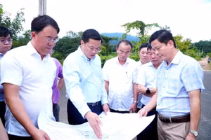 Ông Nguyễn Đức Tâm (thứ 2, từ trái qua), Chủ tịch UBND tỉnh Quảng Ngãi kiểm dự án Trường phổ thông nội trú Tiểu học & THCS các xã biên giới. Ảnh: Cổng TTĐT Quảng Ngãi