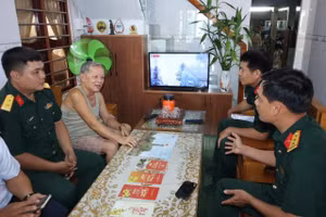 Cán bộ Quân đội gặp cựu chiến binh, thân nhân liệt sĩ và các nhân chứng cung cấp thông tin về nơi chôn cất cán bộ, chiến sĩ hy sinh.