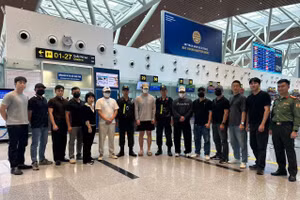 Lực lượng Công an Đà Nẵng bàn giao những người bị truy nã cho các đơn vị Hàn Quốc và Mông Cổ. Ảnh: CACC