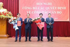 Ông Bùi Hồng Trung (thứ 2, phải qua) giữ chức Bí thư Huyện ủy Hòa Vang nhiệm kỳ 2020 - 2025.