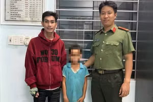 Lực lượng Công an bàn giao cháu Q. về gia đình. Ảnh: CACC