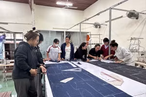 Lớp học may của Trường Cao đẳng Đà Nẵng cho người dân địa phương vùng núi. Ảnh: Phương Anh