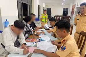Công an lập biên bản 2 người nước ngoài vi phạm trật tự an toàn giao thông.