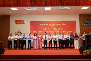 Trao quyết định thành lập và chỉ định nhân sự Đảng bộ Trường Cao đẳng Đà Nẵng nhiệm kỳ 2025–2030.