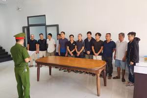 Công an tống đạt quyết định khởi tố vụ án, khởi tố bị can và thi hành lệnh bắt tạm giam đối 12 người liên quan. Ảnh: CACC