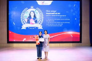 Đại diện Trường Liên cấp Thành phố Giáo dục Quốc tế – IEC Quảng Ngãi vinh danh em Phạm Ngô Hà My, lớp iS 12.1, với tổng điểm các môn thi tốt nghiệp đạt 36,25 điểm.