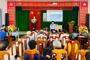 Báo cáo viên Trường Cao đẳng Đà Nẵng tập huấn mô hình “Bạn và tôi cùng trang bị AI”. 