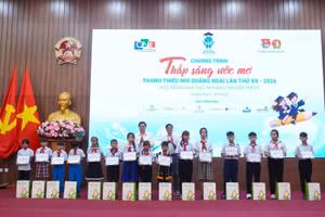 Trao tặng học bổng cho các em học sinh vượt khó học giỏi. Ảnh: Cổng TTĐT Quảng Ngãi