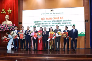 Lãnh đạo HĐND, UBND tỉnh Quảng Nam trao quyết định bổ nhiệm cho cán bộ các Sở, ngành. 
