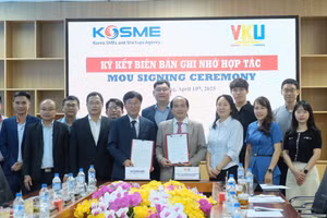 Đại diện Trường VKU và Cơ quan hỗ trợ doanh nghiệp vừa và nhỏ Hàn Quốc (KOSME) ký biên bản ghi nhớ hợp tác. 