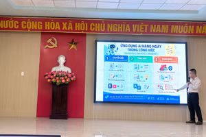 Giảng viên Trung tâm Phát triển phần mềm (SDC) – Đại học Đà Nẵng tập huấn AI cho cán bộ xã Bình Minh. 