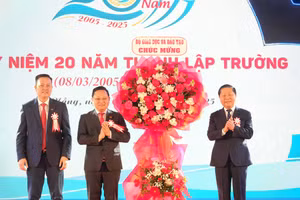 Ông Lê Tấn Dũng (bài phải) – Thứ trưởng Bộ GD&ĐT tặng hoa chúc mừng Trường Cao đẳng Công nghệ Y – Dược Việt Nam.