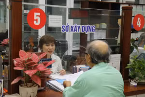 Người dân đến làm thủ tục hành chính ở Đà Nẵng thuận lợi, suôn sẻ. 