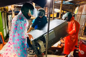 Lực lượng Dân quân tự vệ xã Hòa Vang giúp người dân vùng trũng, thấp chuyển đồ.