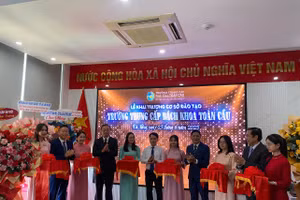 Nghi thức cắt băng khai trương cơ sở đào tạo Trường Trung cấp Bách khoa Toàn Cầu tại Đà Nẵng.