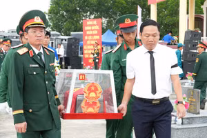 Đoàn đại biểu đưa hài cốt liệt sĩ về nơi an táng tại Nghĩa trang Liệt sĩ thôn An Hội Bắc 1 (xã Nghĩa Giang).