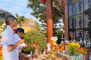 Thân nhân liệt sĩ thắp nến, dâng hương tưởng niệm.