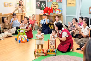 Các giáo viên trao đổi chuyên môn tại hoạt động giáo dục trẻ nhà trẻ. 