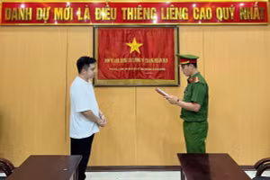 Công an tống đạt lệnh bắt tạm giam đối với Nguyễn Văn Thành. 