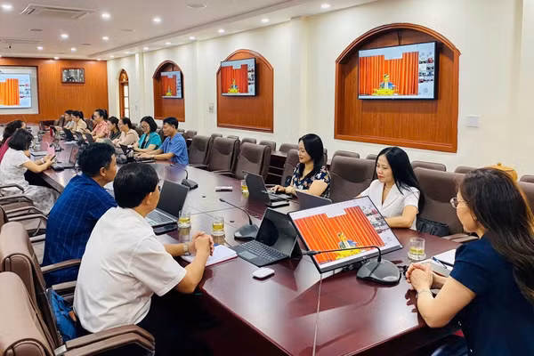 Cán bộ, giảng viên Trường Chính trị tỉnh Phú Thọ tập huấn, trao đổi về mô hình lớp học thông minh.