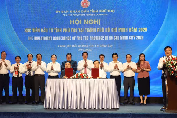 Lãnh đạo tỉnh Phú Thọ chứng kiến ký kết Bản ghi nhớ hợp tác giữa các đơn vị.