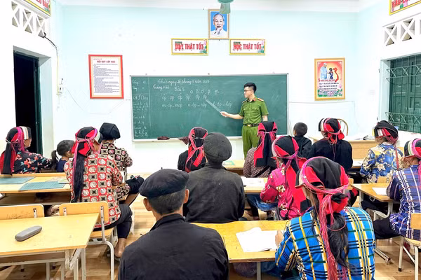 Cán bộ Công an xã Bạch Đích, tỉnh Tuyên Quang giảng dạy tại lớp xóa mù chữ.