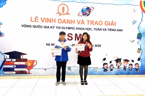 Em Nguyễn Nhật Hoàng và Trần Thị Thanh Tú, lớp 7B - Huy chương Đồng Toán quốc tế ASMO.