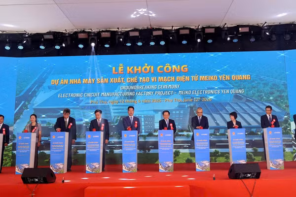 Đại biểu thực hiện nghi thức khởi công Dự án Nhà máy sản xuất, chế tạo vi mạch điện tử Meiko Yên Quang.