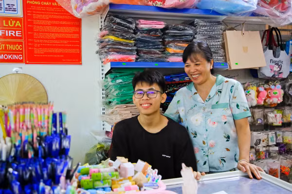 Nguyễn Hà Bình cùng mẹ vui vẻ sau kết quả thi.
