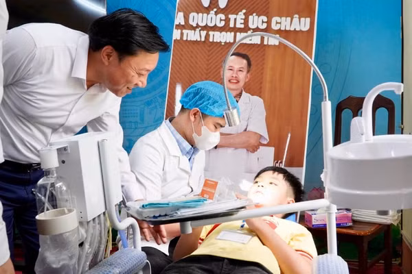 Phó Chủ tịch UBND tỉnh Phú Thọ Nguyễn Huy Ngọc (bìa trái) thăm hỏi các em học sinh tham gia chương trình.