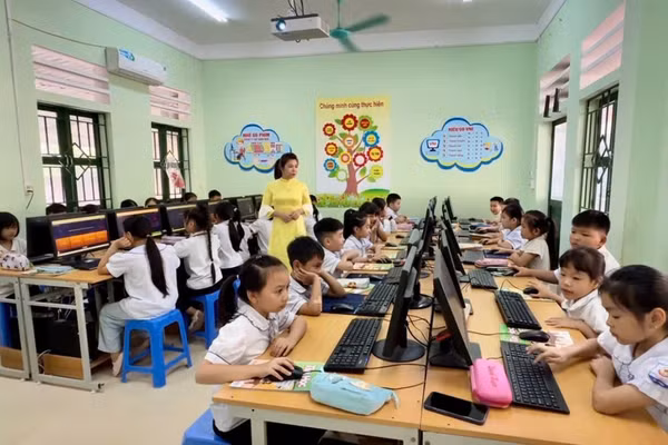 Cô giáo Thảo và các em học sinh.