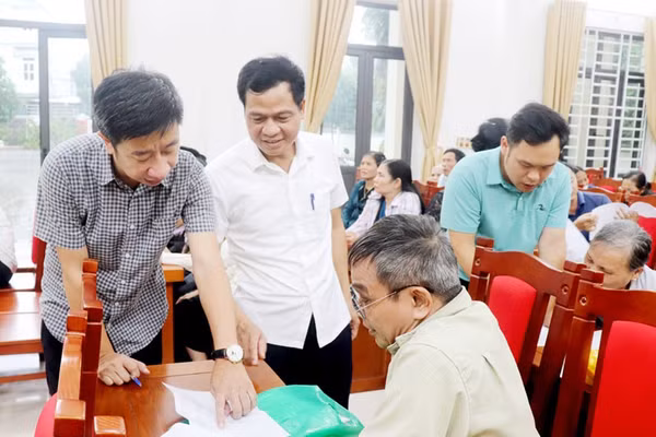 Trao đổi với người dân về phương án bồi thường của dự án. Ảnh: Phúc Hải